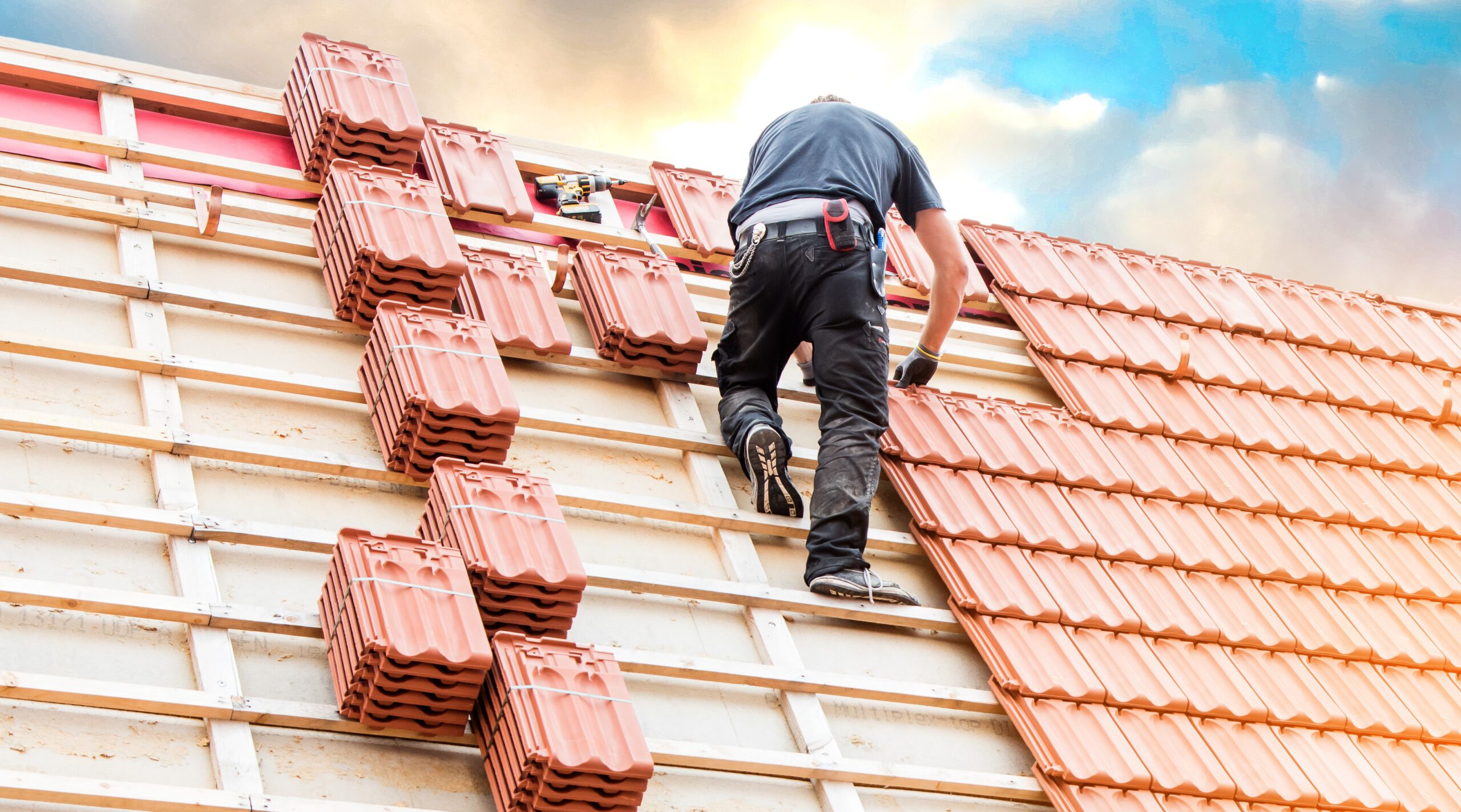 Dachdecker auf einem Spitzdach