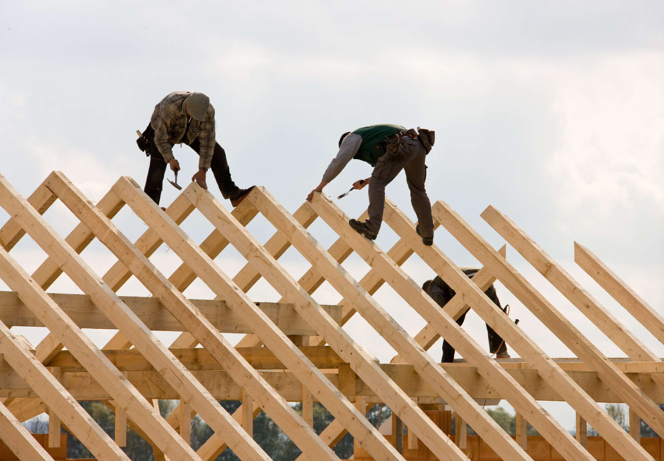 Dachdecker arbeitet auf einem Dachstuhl eines Hauses. Einfamilienhaus Baustelle